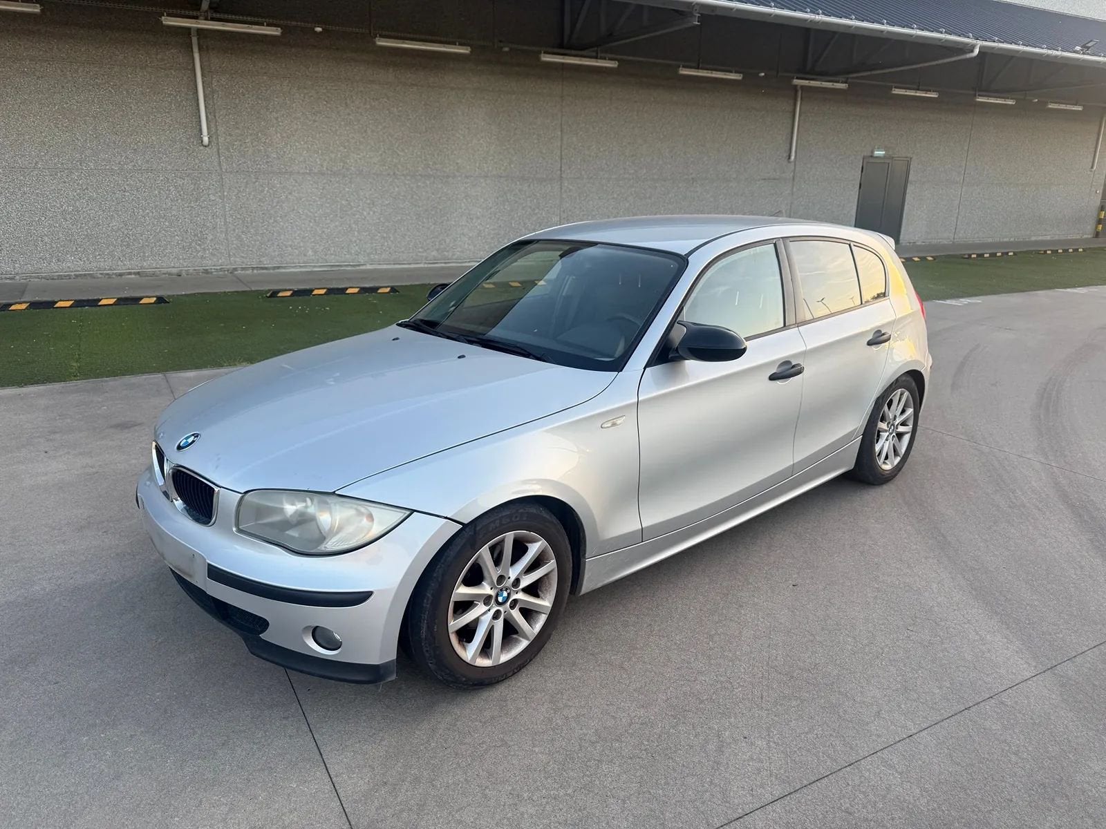 BMW 118i — Essence — 2006 — 211 000 km, Argent ou Gris, Achat, Boîte manuelle, Noir