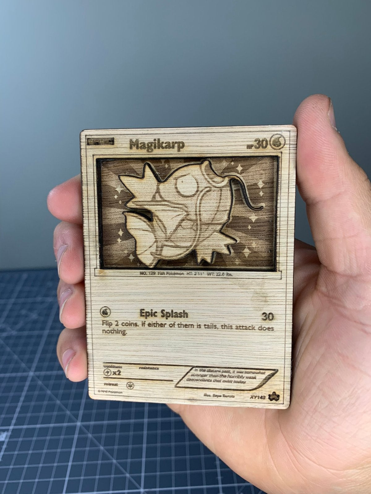 Houten Pokemon kaart Magikarp, Enlèvement ou Envoi, Neuf, Cartes en vrac