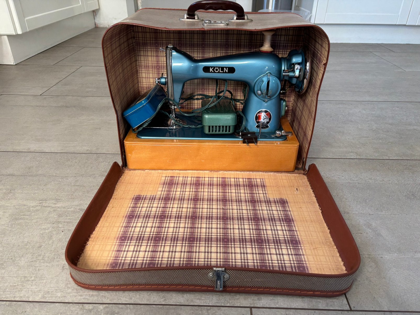 Vintage naaimachine Köln, Antiek en Kunst, Antiek | Naaimachines, Ophalen