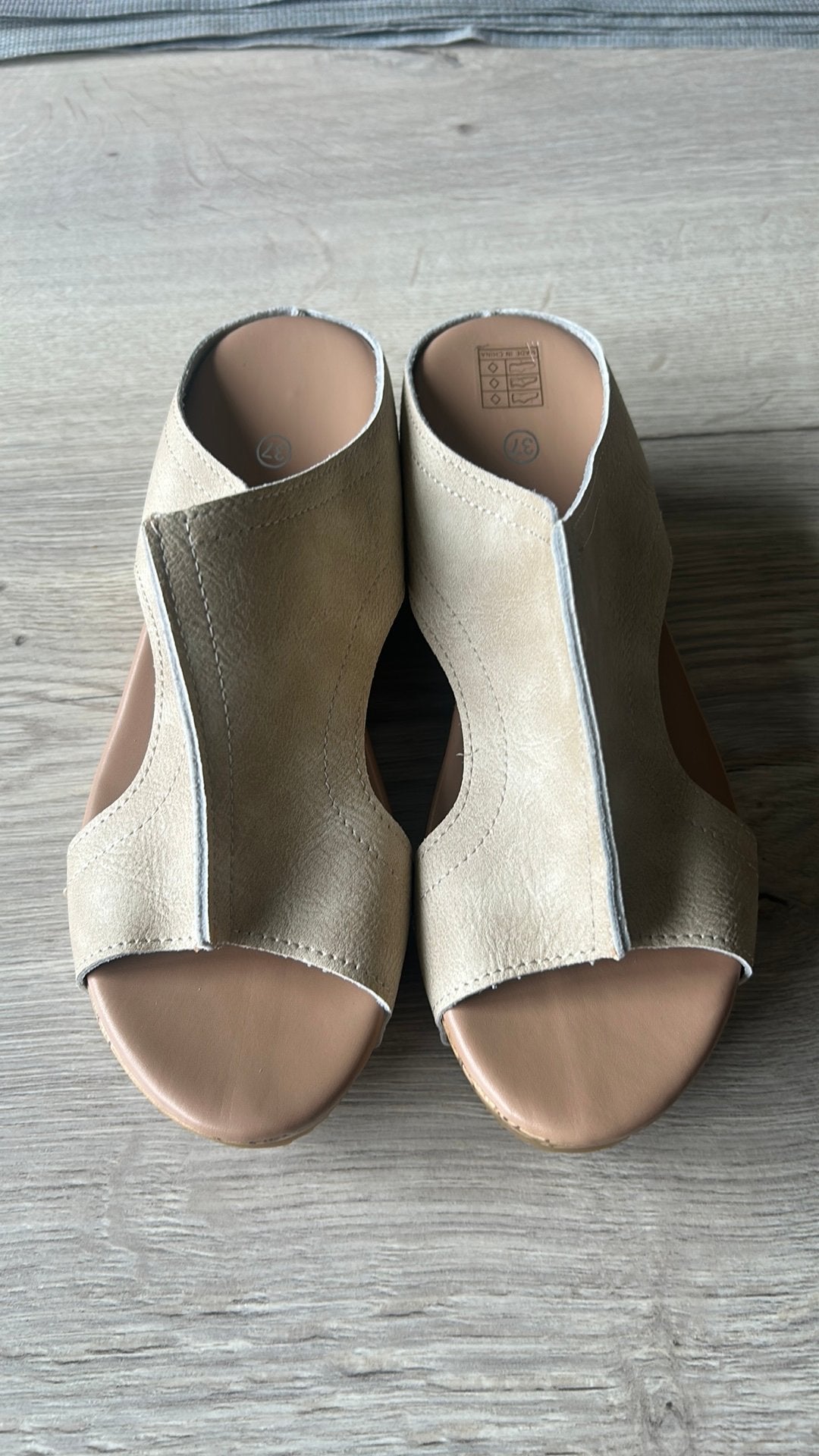 Sandalen maat 37 met dikke zool, Kleding | Dames, Ophalen, Beige, Nieuw, Sandalen of Muiltjes