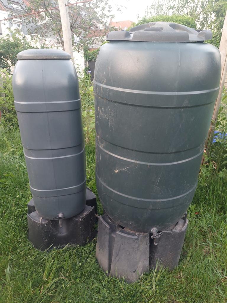 2 regentonnen met voetstuk en kraantje, Tuin en Terras, Regentonnen, Ophalen