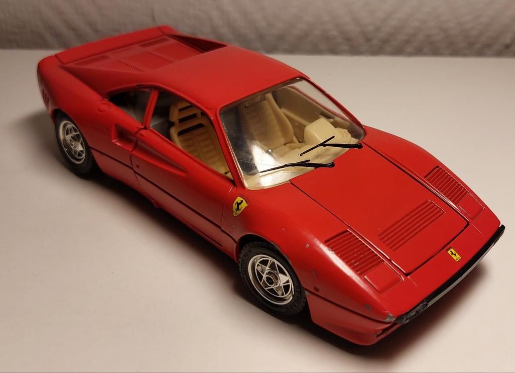 Ferrari GTO 1984 rood merk Burago 💫, Hobby en Vrije tijd, Modelauto's | 1:24, Ophalen, Gebruikt, Auto, Burago