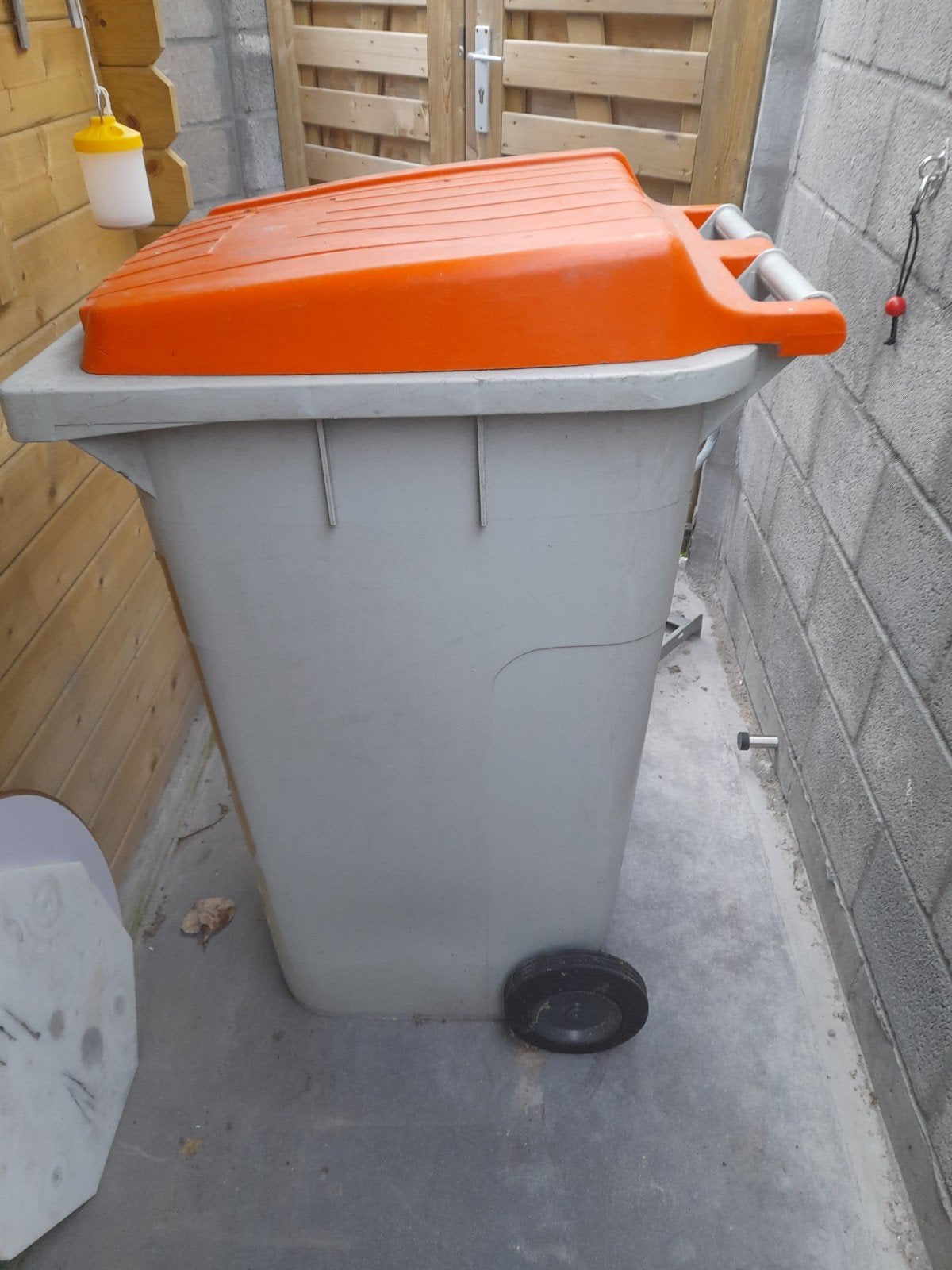 240 liter buiten container, Ophalen, Kunststof, 40 liter of meer, Zo goed als nieuw