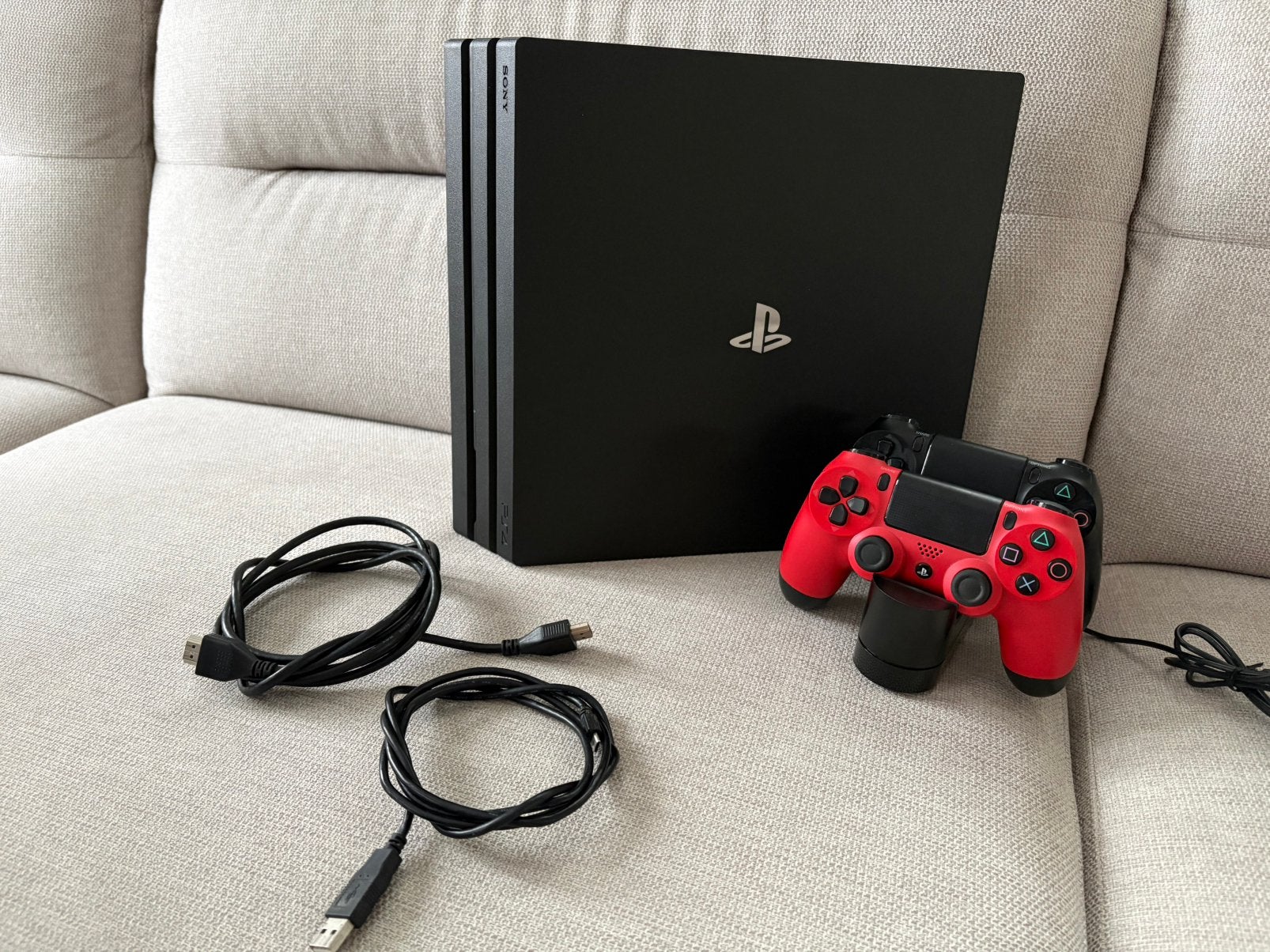 Playstation PS4 Pro 1 To + 2 manettes & station chargement, Enlèvement ou Envoi, Comme neuf, 1 TB, Pro