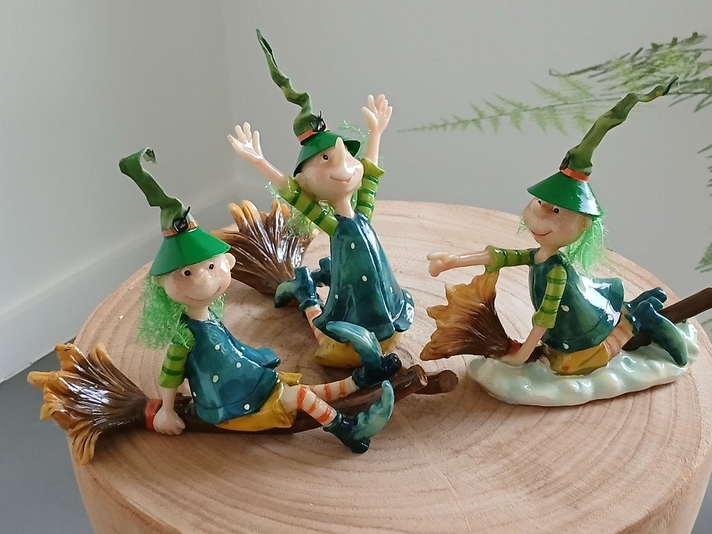 lieve, speelse heksjes op bezem, Ophalen of Verzenden, Nieuw, Versiering