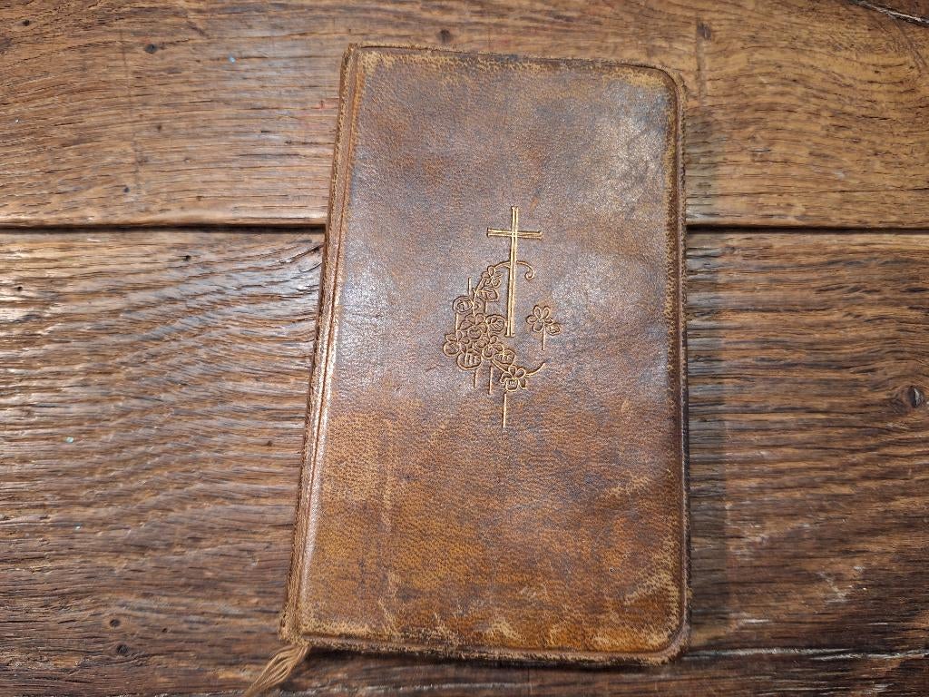 oude bruine kerkboekje met 5 communie-oefeningen, 1930, Antiek en Kunst, Ophalen of Verzenden