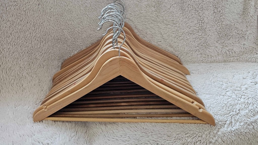 Lot de 18 cintres en bois robustes, Enlèvement, Bois