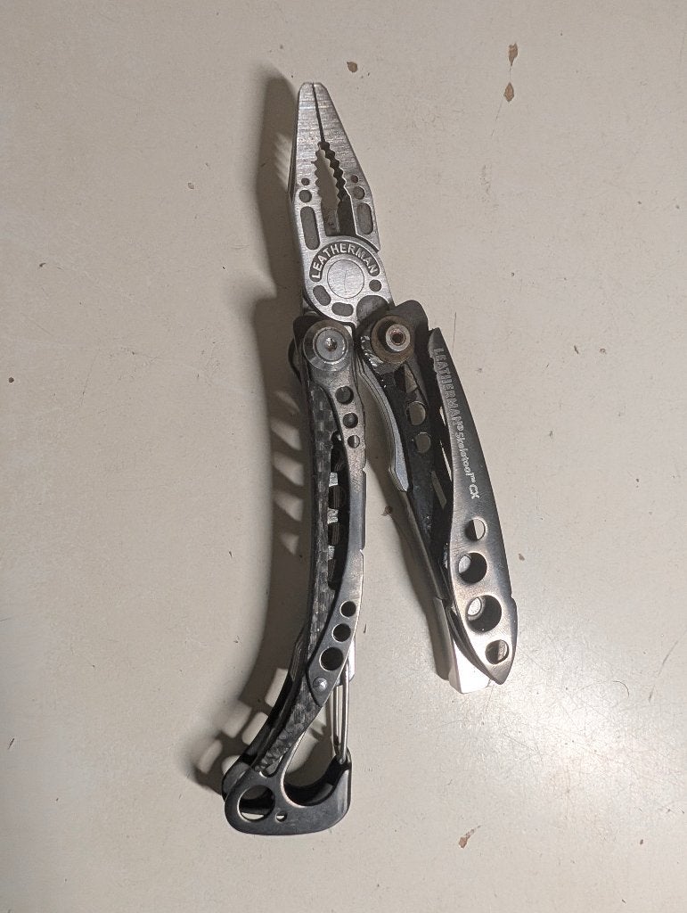 Fibre de carbone Leatherman Skeleton CX, Caravanes & Camping, Outils de camping, Enlèvement ou Envoi, Utilisé