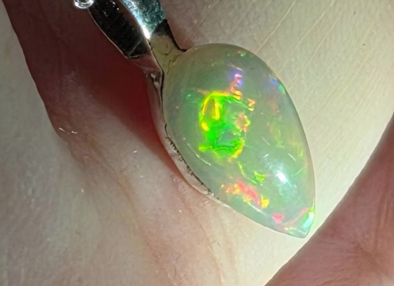 Pendentif en argent massif avec très belle opale naturelle, Neuf, Enlèvement, Avec pierre précieuse, Argent