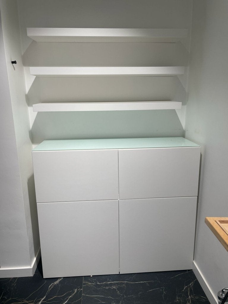 IKEA witte opbergkast met glazen blad en 3 wandplanken, Ophalen, Zo goed als nieuw