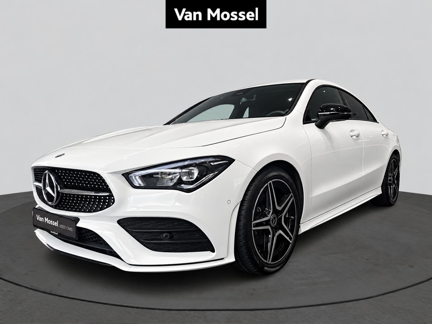 Mercedes-Benz CLA 180 AMG Line + LED + CAMERA + TREKHAAK + 1, Stof, Gebruikt, 4 cilinders, Wit