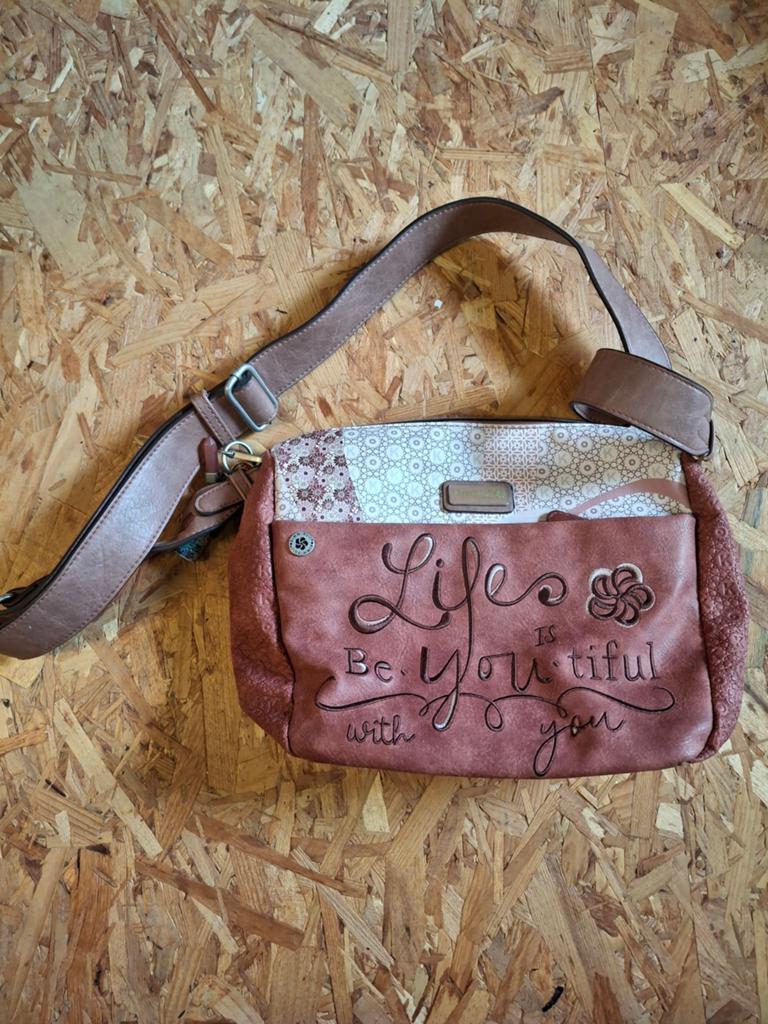 Kimmidoll Satoko schoudertas als nieuw, Bijoux, Sacs & Beauté, Sacs | Sacs à bandoulière, Comme neuf, Autres marques, Brun, Enlèvement ou Envoi