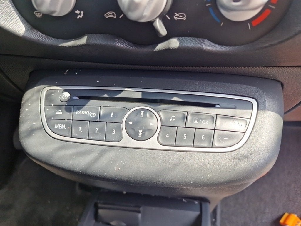 RADIO Renault Twingo II (CN) (01-2007/09-2014), Renault, Utilisé, Peter-Huppertz-Straße 5
51063  Köln, DE, Dialog.deutschland@renault.de