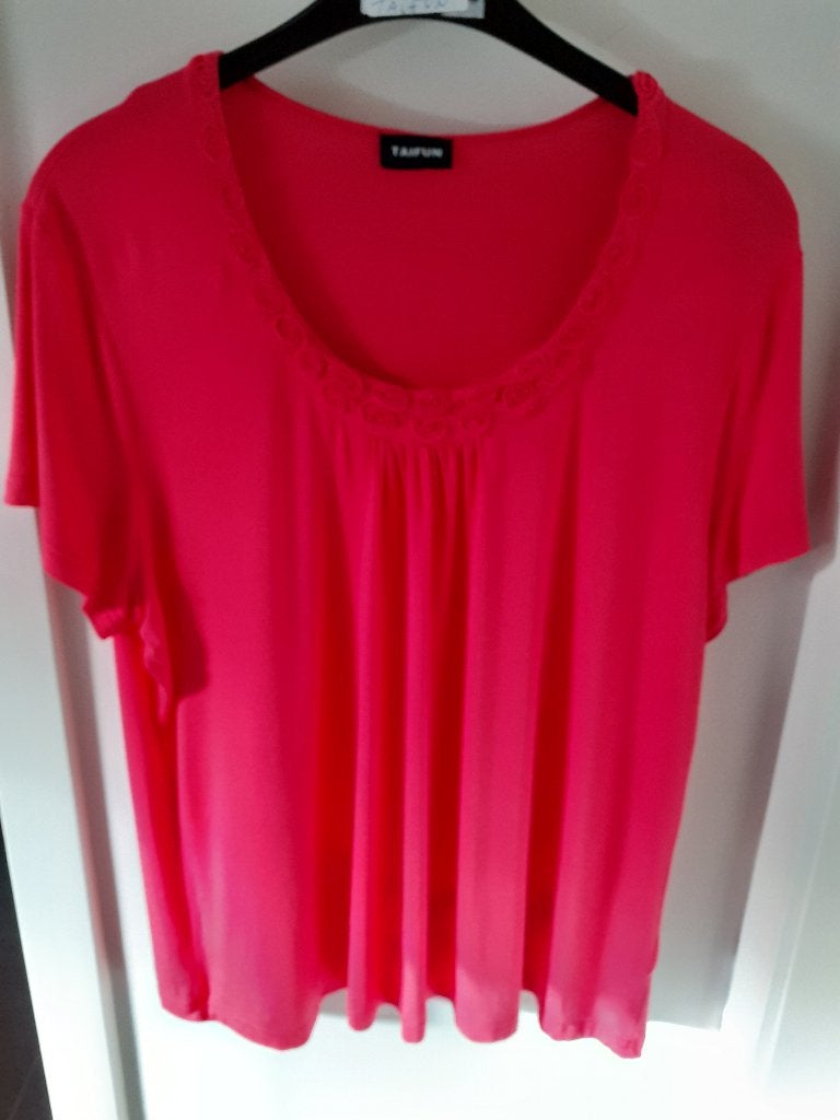 TAIFUN Rode T-shirt met versiering Maat: 48 Prijs: € 3, Taifun, Gedragen, Rood, Shirt of Top
