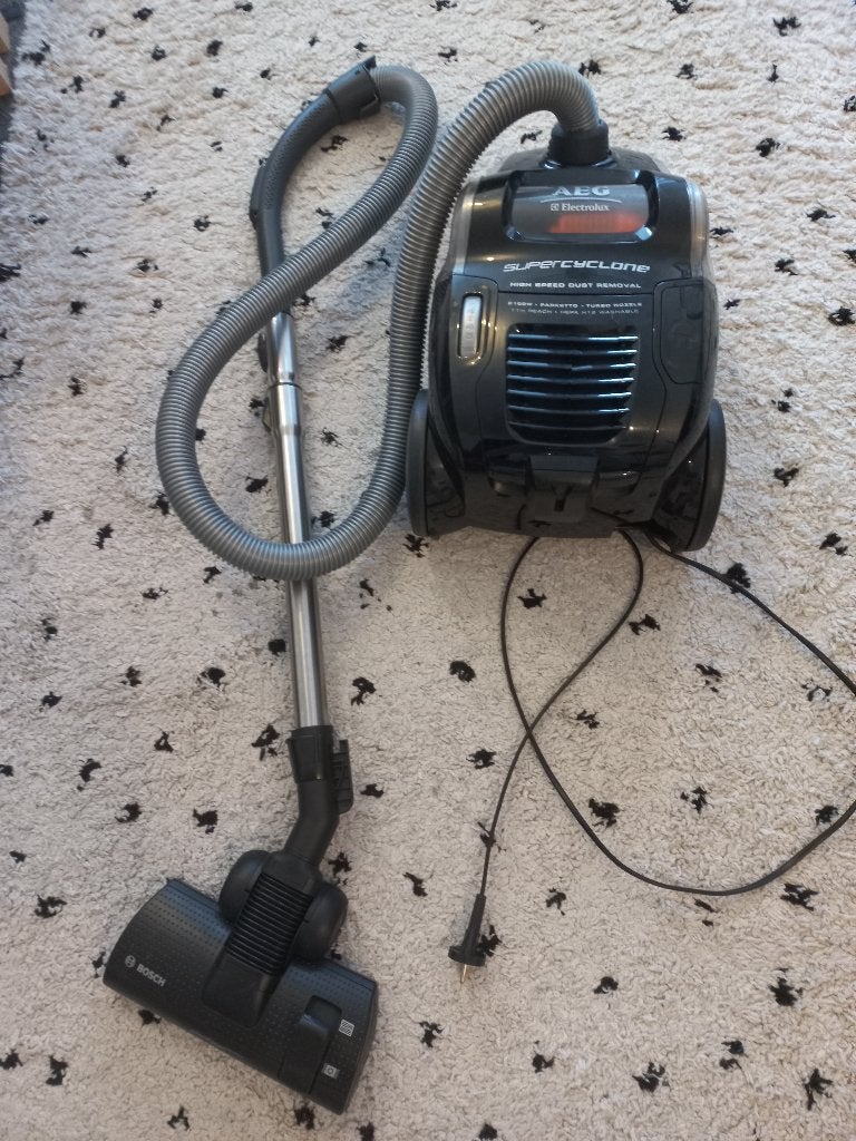 Aspirateur puissant AEG Electrolux SuperCyclone 2100W, Réservoir, Utilisé, Autres types, Convient aux sols durs