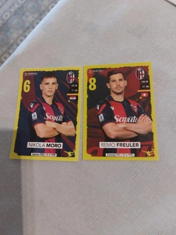 Panini / 2 Stickers / Bologna FC / 2023-2024, Verzamelen, Ophalen of Verzenden, Nieuw, Poster, Plaatje of Sticker