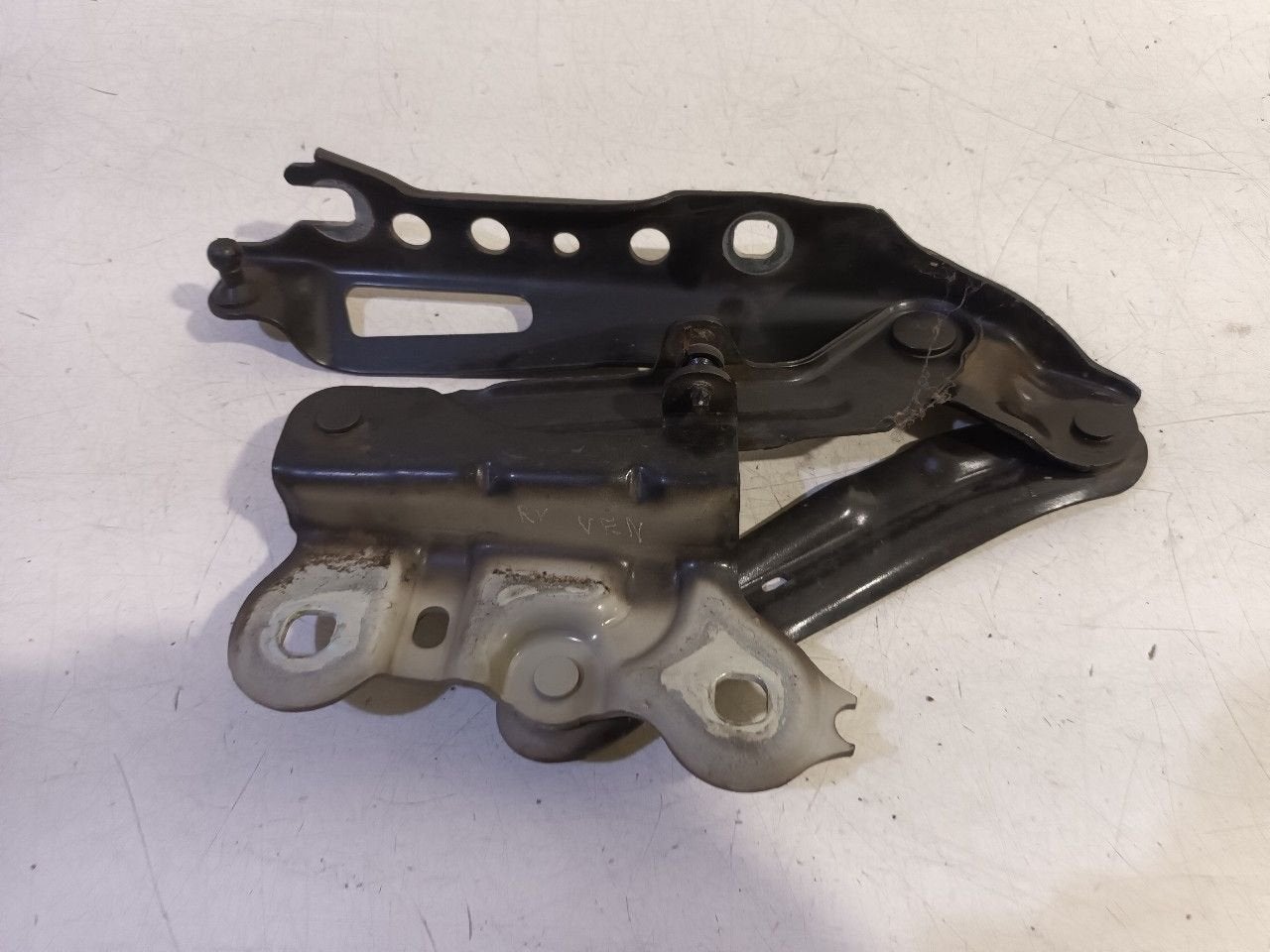 Motorkapscharnier rechts Skoda Superb, Onderdelen@venauto.nl, Van der Ven Autorecycling B.V., Gebruikt, Ettenseweg 76, 4706 PB Roosendaal, The Netherlands