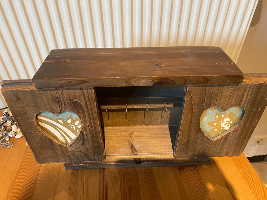 Petite armoire pour clés, Enlèvement