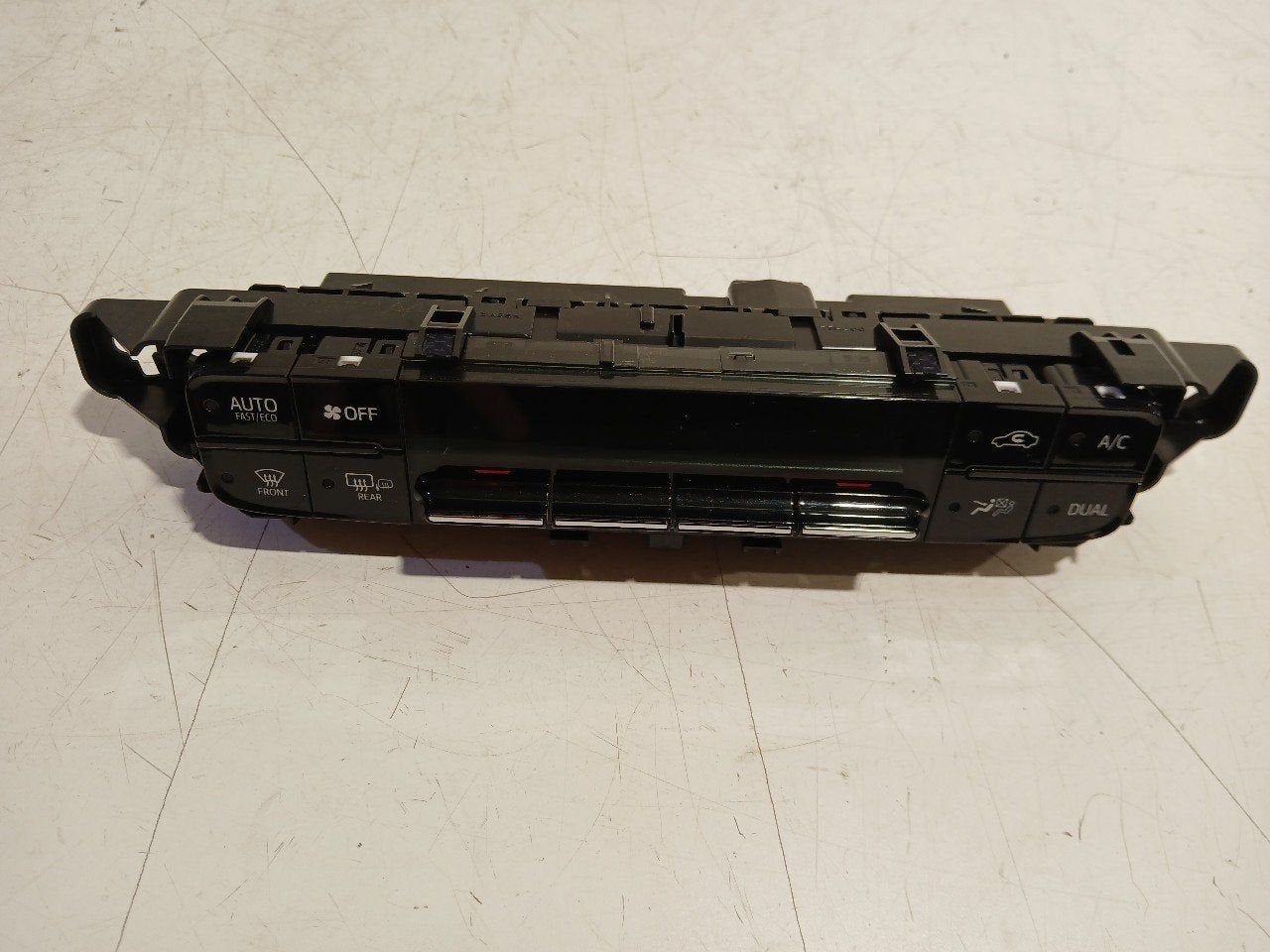 Bedieningspaneel kachel Toyota Prius, Onderdelen@venauto.nl, Van der Ven Autorecycling B.V., Ettenseweg 76, 4706 PB Roosendaal, The Netherlands