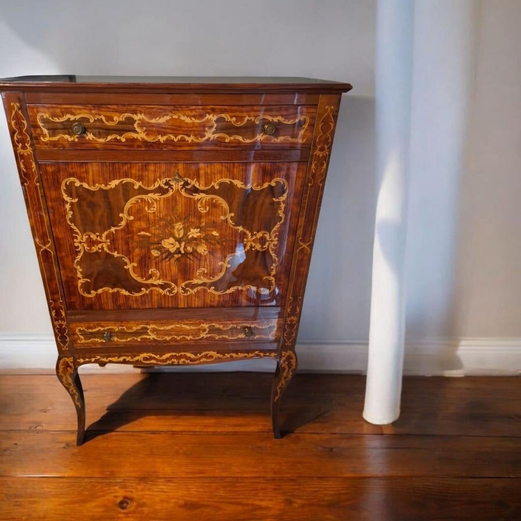 Louis XV-stijl schorskast met marqueterie
Rijkelijk versierd, Ophalen