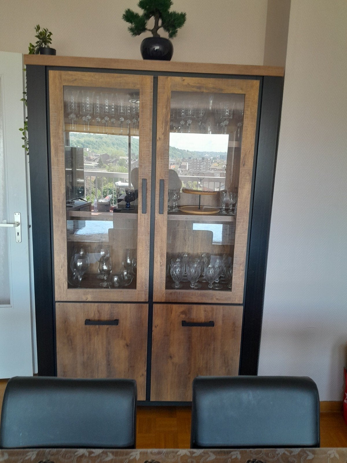 vitrine en bois effet chêne 4 portes, Avec tiroir(s), 25 à 50 cm, Comme neuf, 100 à 150 cm