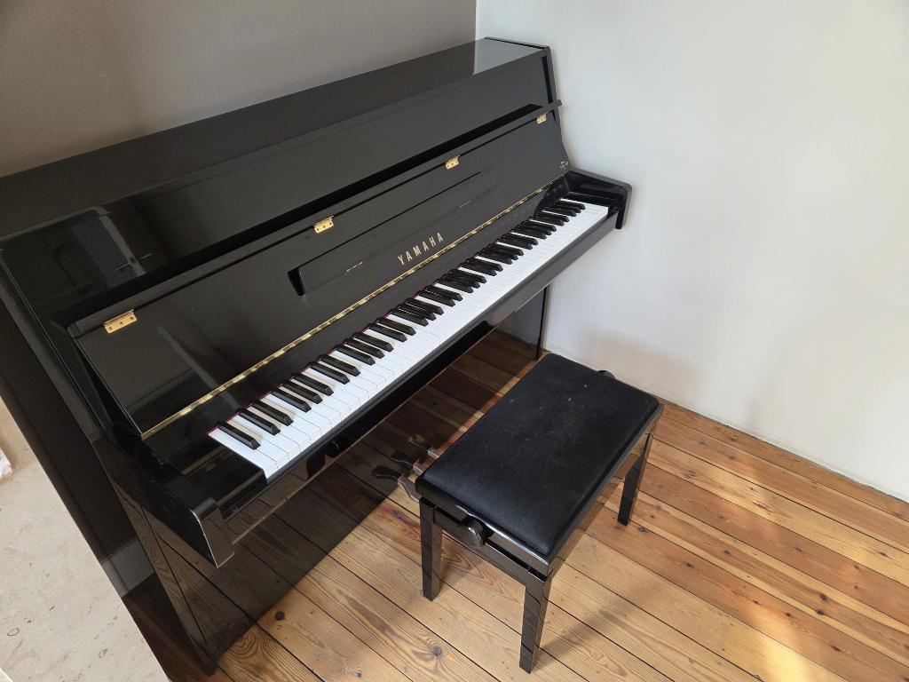 Yamaha B1 Noir Poli – Piano droit – Très bon état, Musique & Instruments, Brillant, Enlèvement, Utilisé, Piano