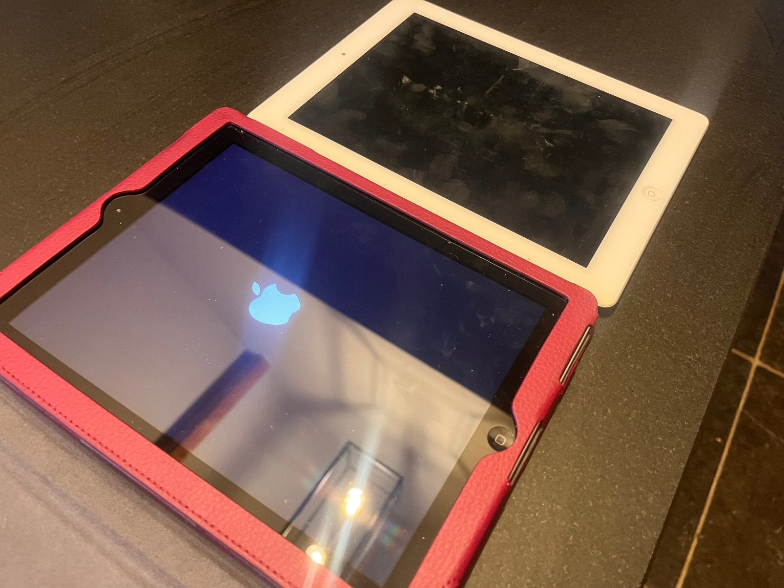 Apple ipad 2 stuks + lader + hoes (2011gen), Informatique & Logiciels, Apple iPad Tablettes, Enlèvement, Utilisé, Apple iPad