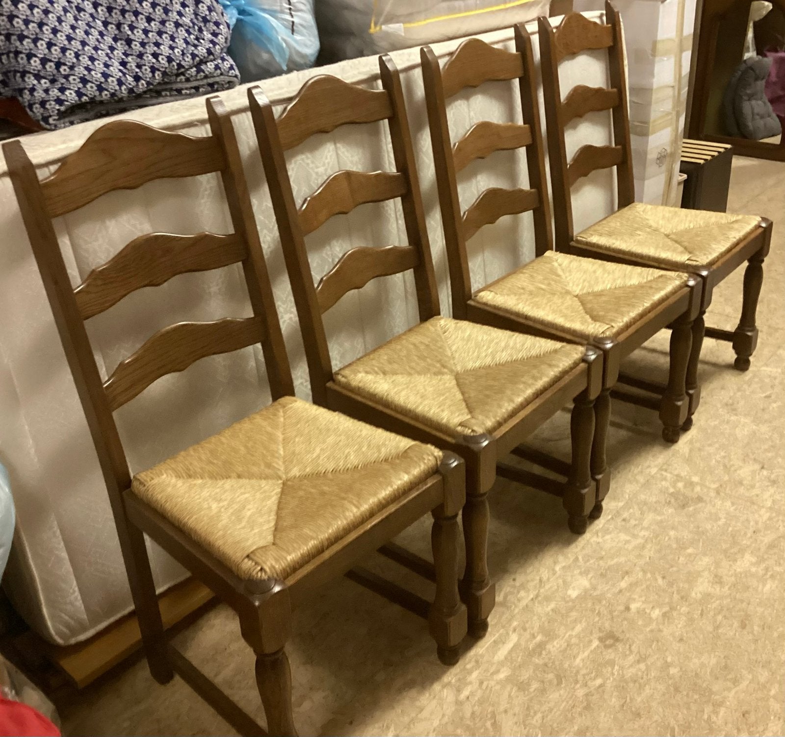 4 houten stoelen met rieten zitting, Ophalen