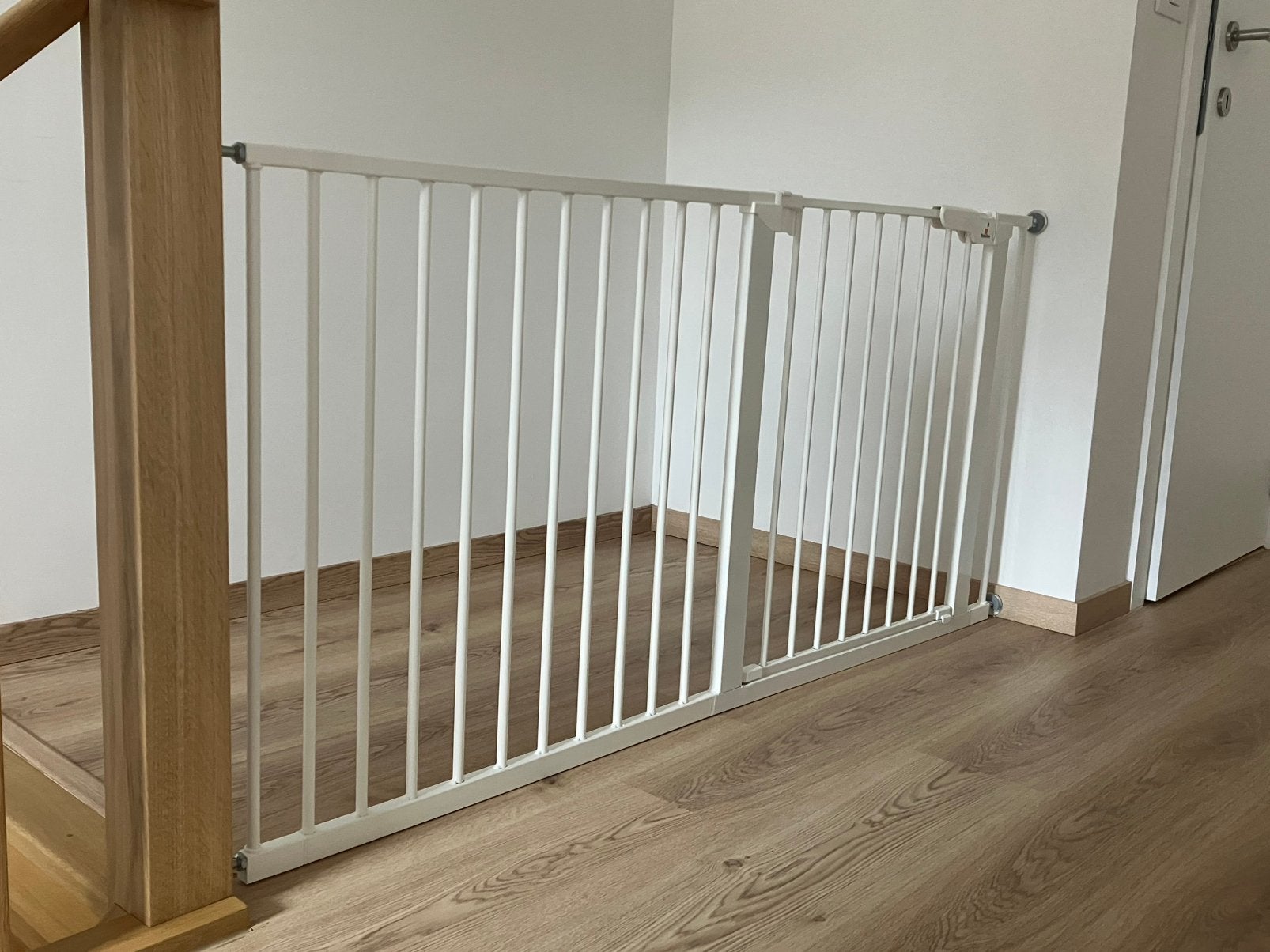 Babydan Deurhek Asta Extra Wide Wit + uitbreiding, Ophalen, Zo goed als nieuw