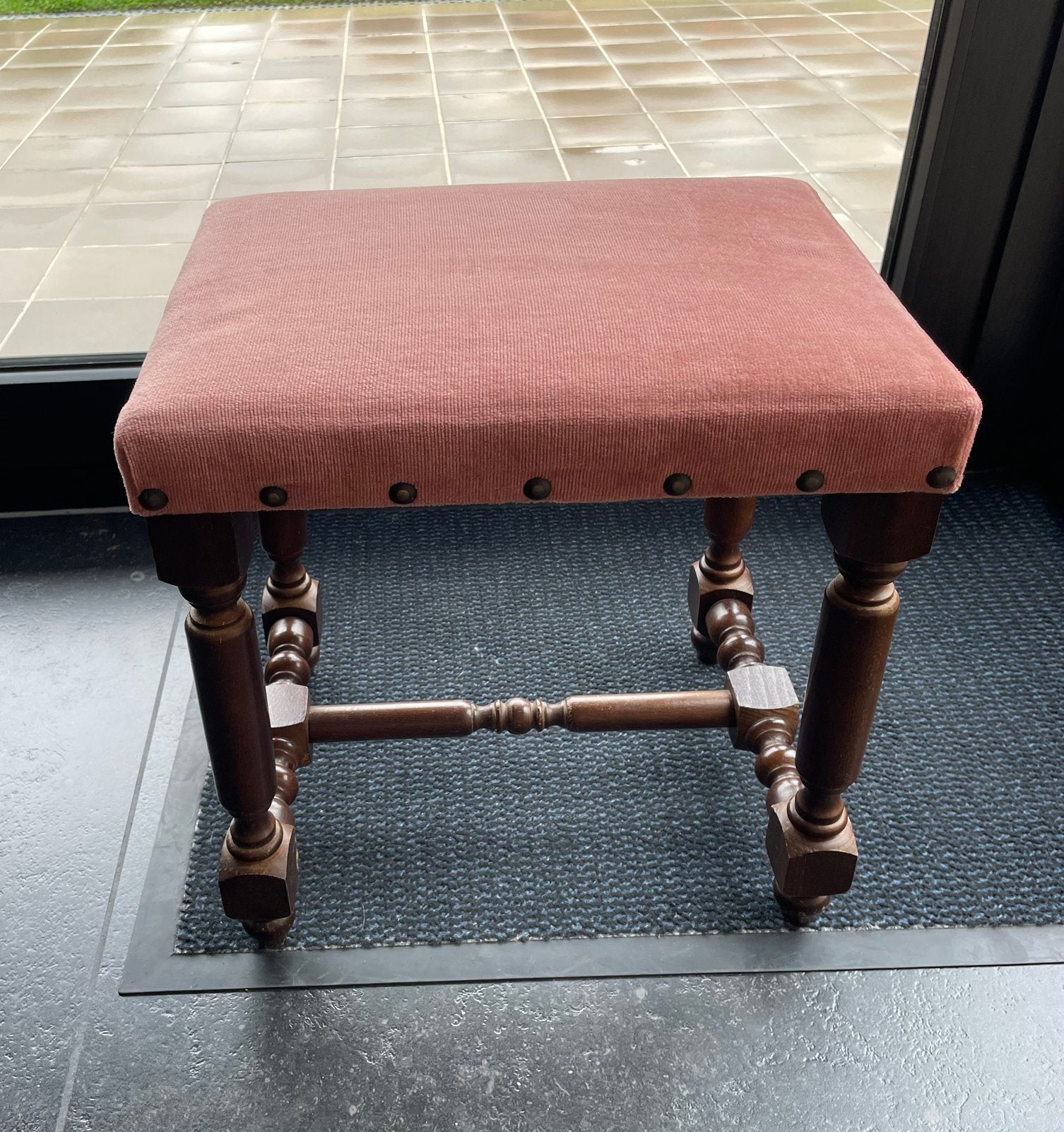 Vintage voetbankje geinspireerd op Louis XIII ouderoze stof, Ophalen, Gebruikt, Hout