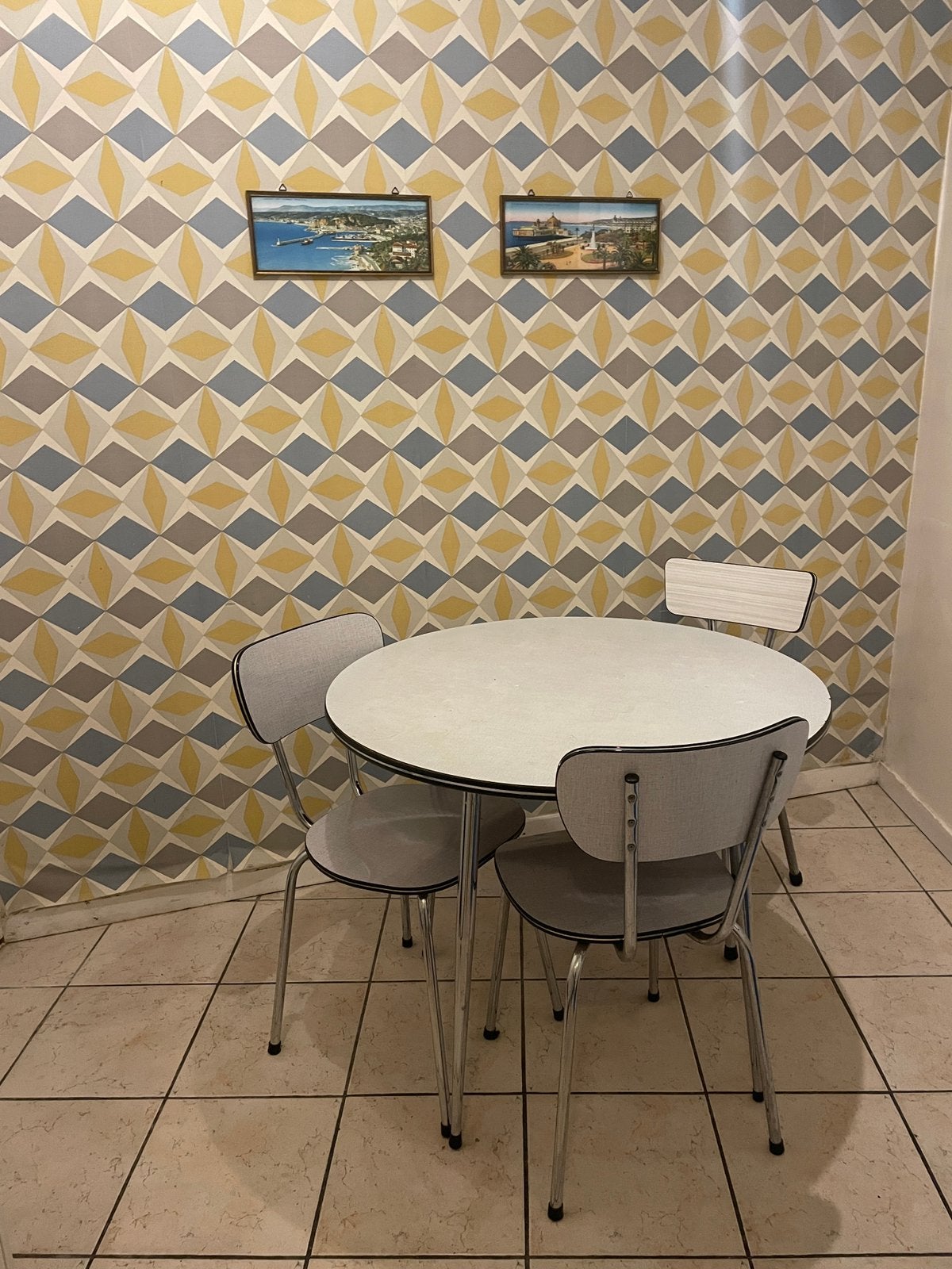 Table en formica plus 3 chaises, Quatre personnes, 50 à 100 cm, Synthétique, Enlèvement