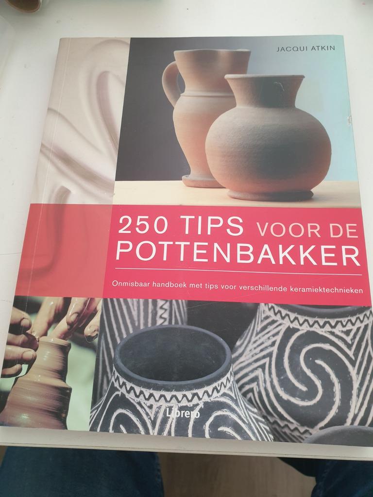 Jacqui Atkin - 250 Tips voor de pottenbakker, Livres, Loisirs & Temps libre, Jacqui Atkin, Enlèvement ou Envoi, Comme neuf, Modelage