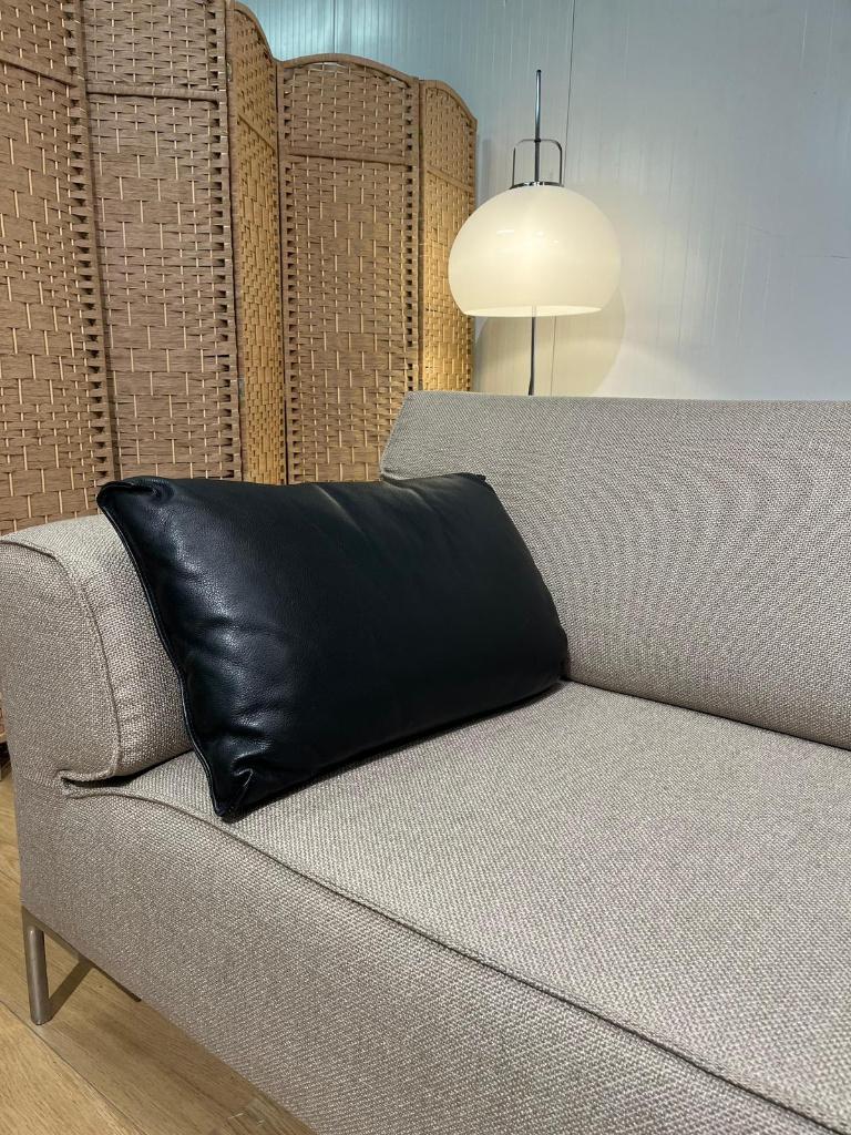2x NIEUWSTAAT Design on Stock Leren Kussens Zwart, Huis en Inrichting, Woonaccessoires | Kussens, Ophalen of Verzenden, Zo goed als nieuw