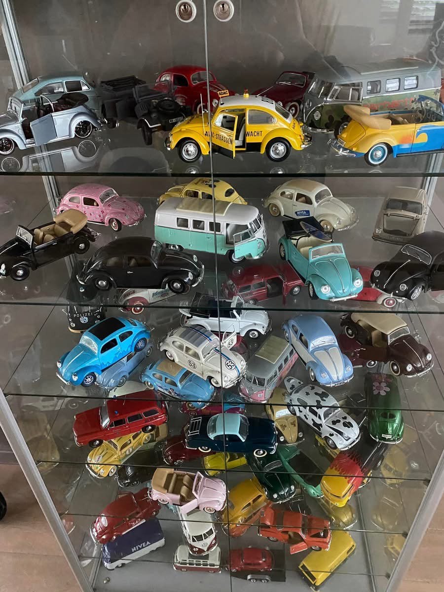 Vitrinekast met luchtgekoelde VW 1/18, Hobby en Vrije tijd, Ophalen, Zo goed als nieuw