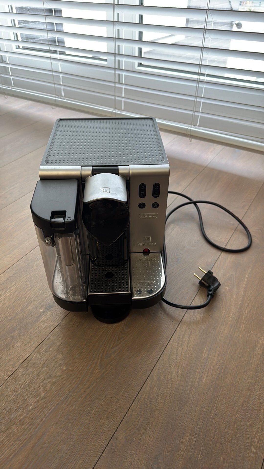 Deloughi Nespresso Machine met melk schuimer, Enlèvement, Comme neuf