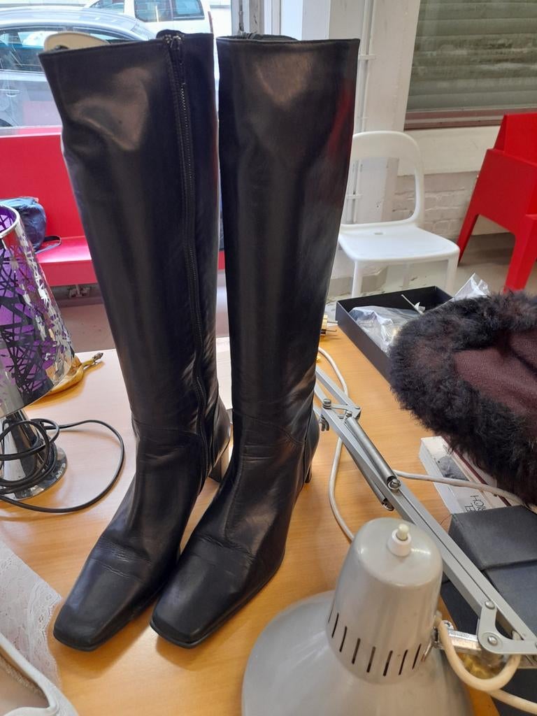 Très belles bottes habiller.no 39.semelles anti dérapant