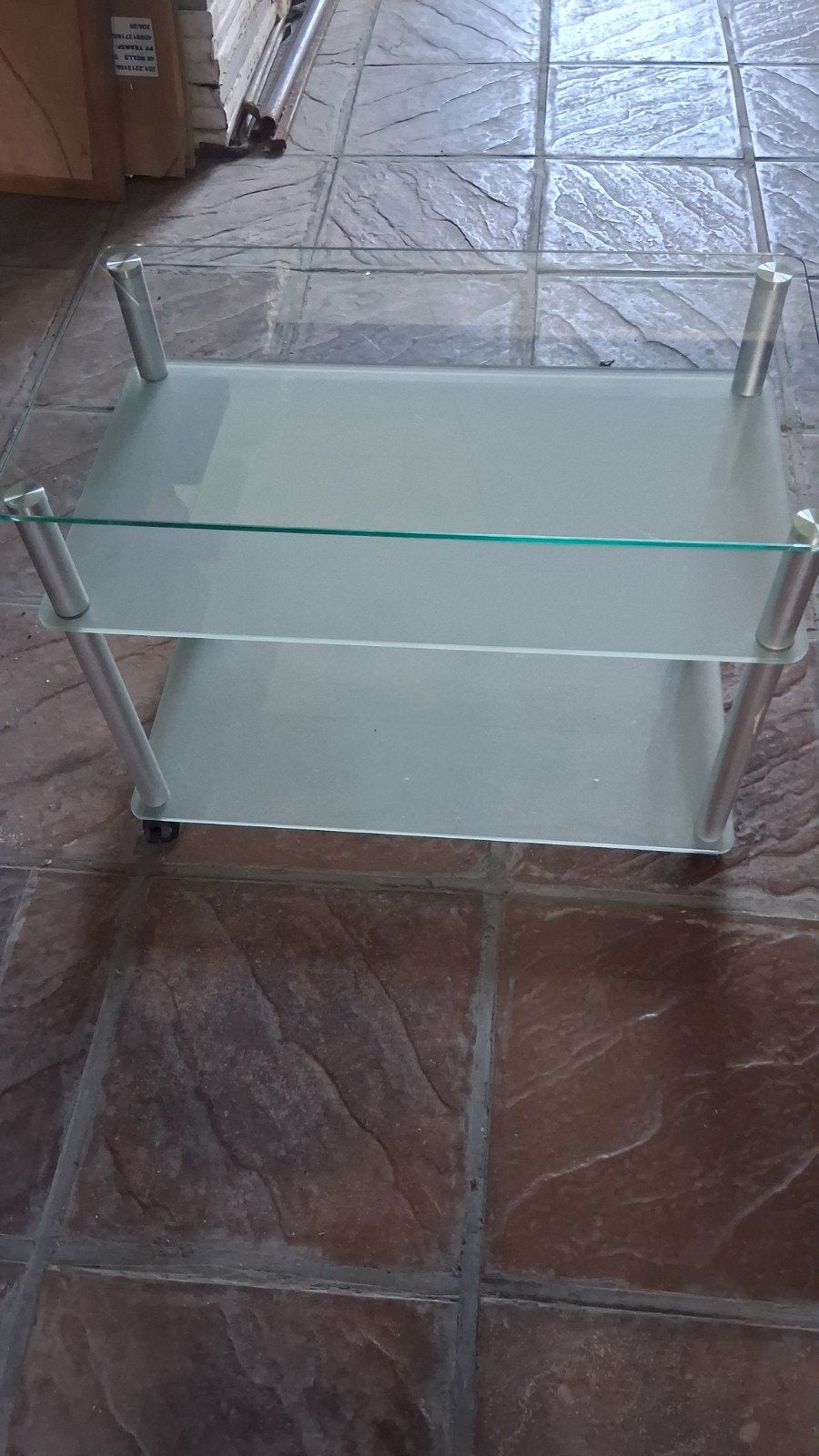 Table en verre Milk, très bon état. Avec roulettes., Maison & Meubles, Enlèvement