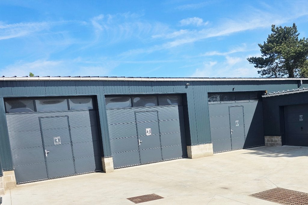 ENTREPÔT À Oostduinkerke STOCKAGE DISCRETS Koksijde, 135 m², Location, Stock ou Remise