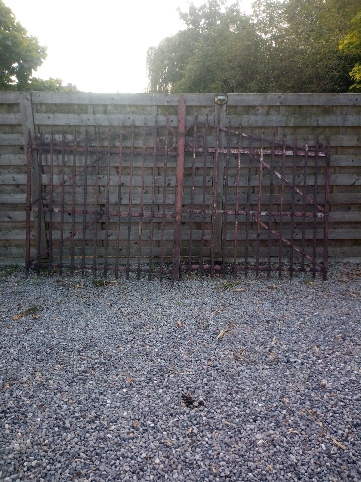 zwaar antieke smeetyzeren brocante poort, Tuin en Terras, Ophalen, Met poort, Gebruikt, Sierhekwerk