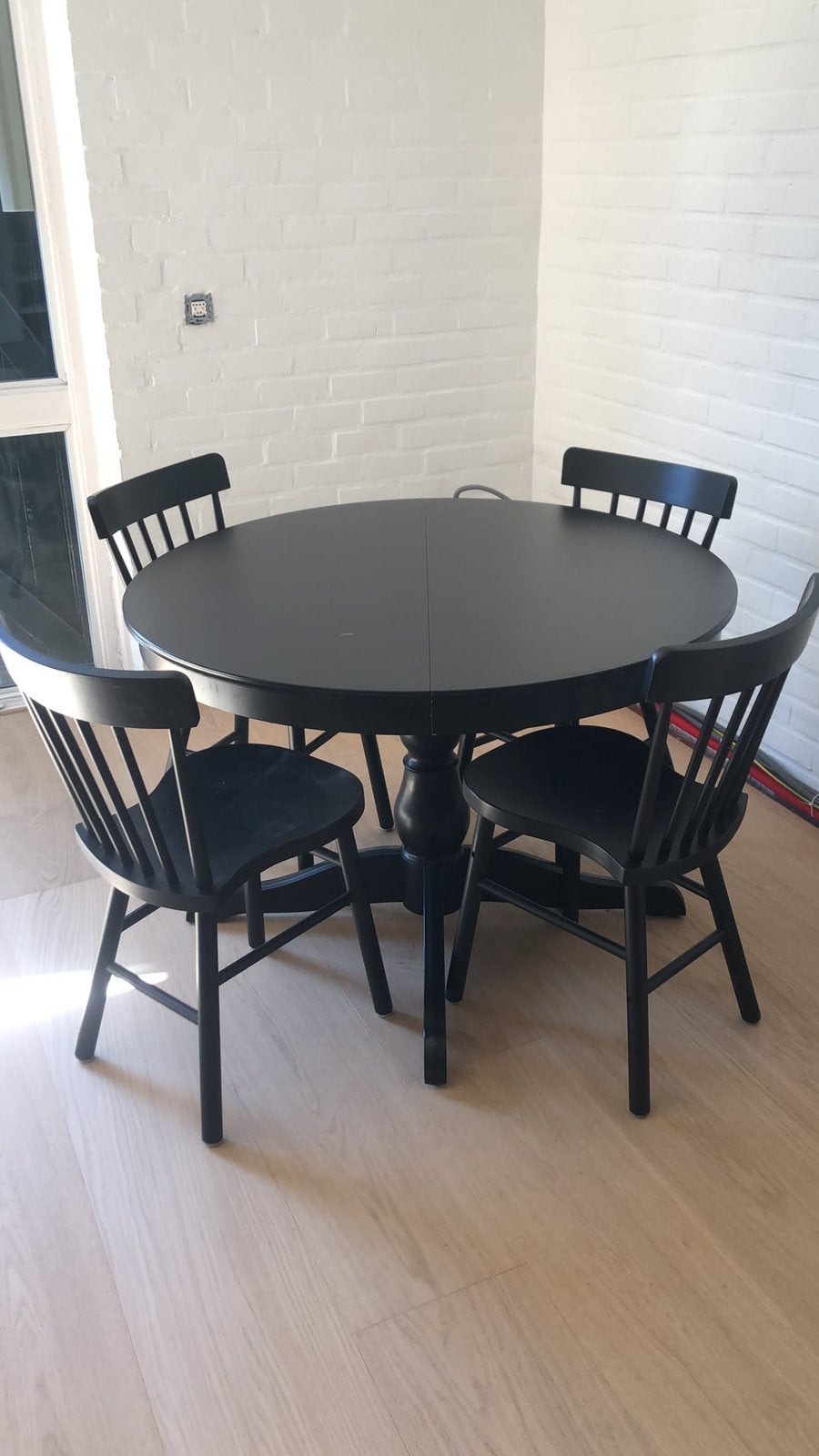 Table Rosentorp Ikea et 4 chaises assorties, 100 à 150 cm, Cinq personnes ou plus, 100 à 150 cm, Enlèvement