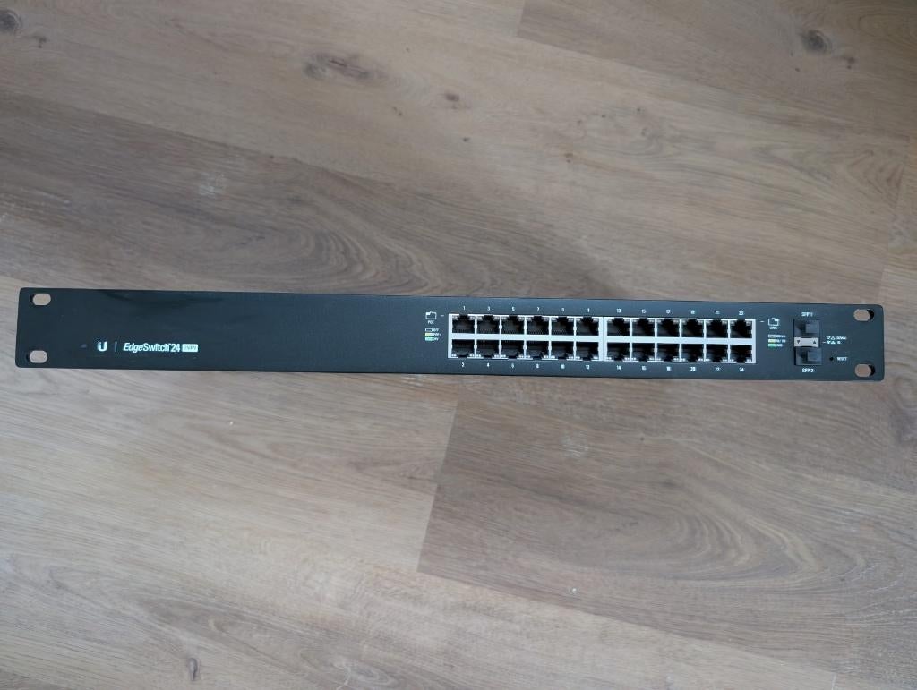 Ubiquiti EdgeSwitch 24 (250W model) aangeboden, Computers en Software, Netwerk switches, Ophalen of Verzenden, Zo goed als nieuw