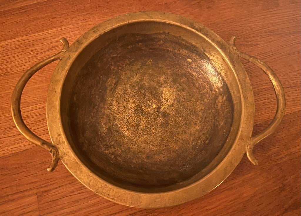 Plat ancien en laiton avec anses – patine vintage, Antiek en Kunst, Ophalen