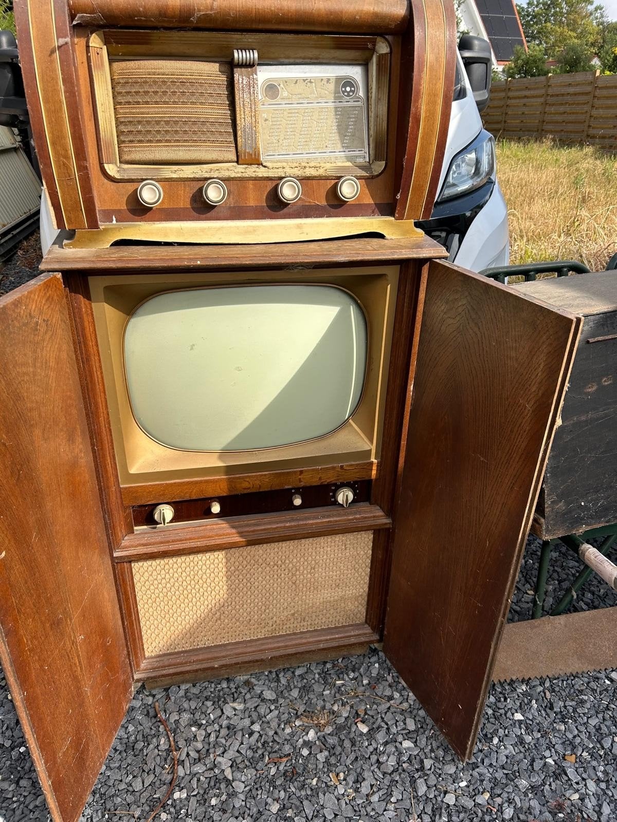 Antieke tv en radio, Ophalen
