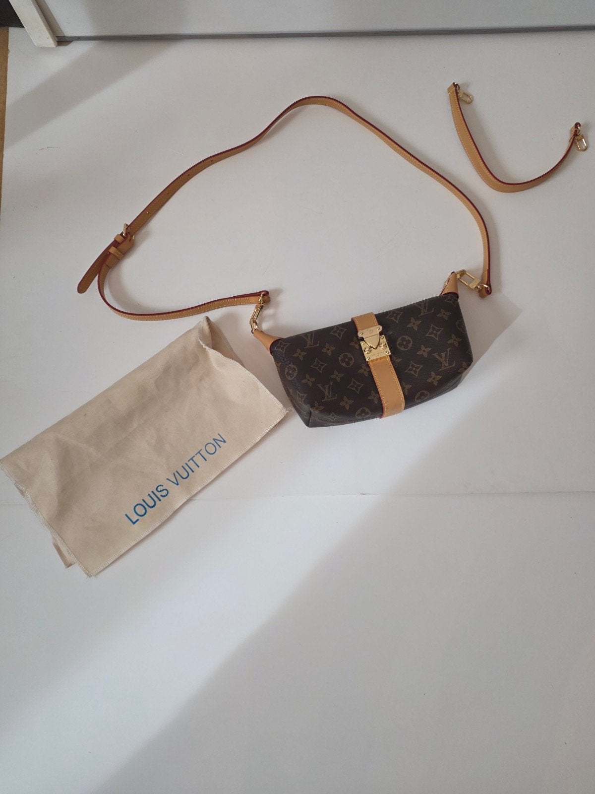 Authentieke Louis Vuitton Monogram S-Lock Pouch MM (Inclusie, Handtassen en Accessoires, Ophalen