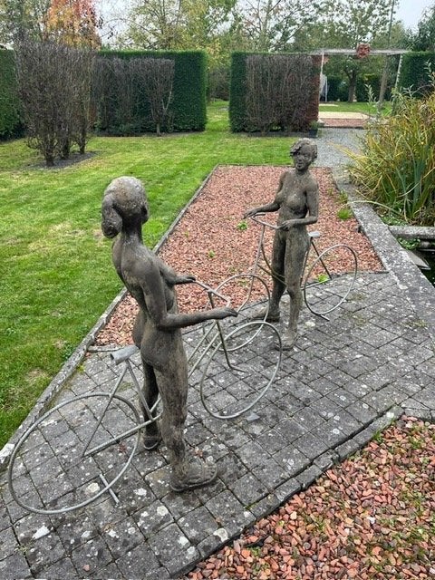Tuinbeelden - 2 dames op fiets, Tuin en Terras, Ophalen, Gebruikt, Overige materialen, Mensenbeeld
