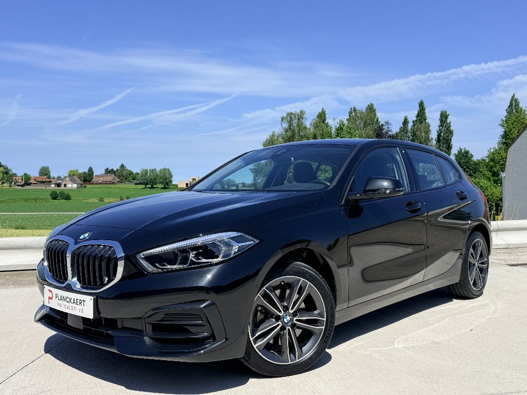 BMW 116 i Sportline Benzine * Carplay/Camara/Navi/Topstaat!, Auto's, Voorwielaandrijving, 1 Reeks, Leder en Stof, Zwart