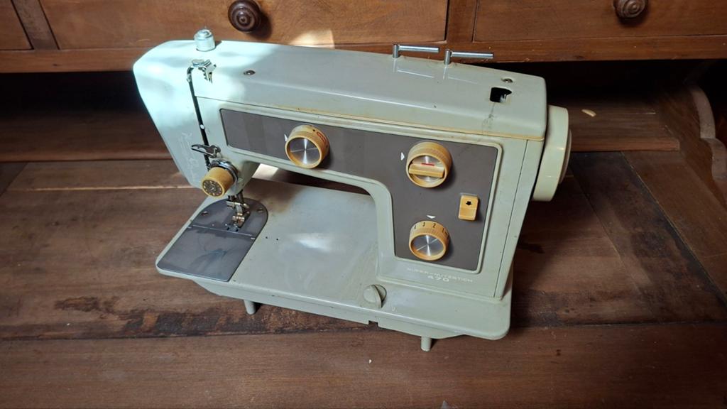 Machine à coudre Super-Nutzstich 470, Hobby & Loisirs créatifs, Machines à coudre & Accessoires, Enlèvement, Utilisé, Machine à coudre