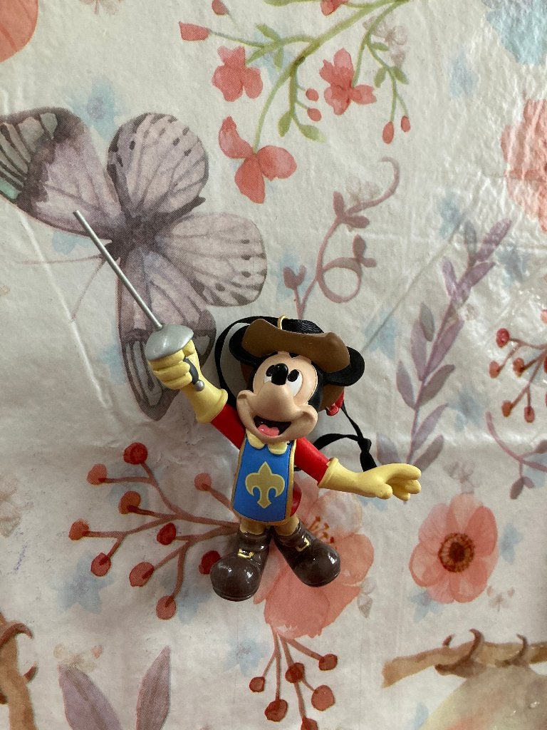 Nieuw Mickey Mouse ( Disney ) ornament - 3 musketiers, Ophalen of Verzenden, Mickey Mouse, Nieuw, Beeldje of Figuurtje