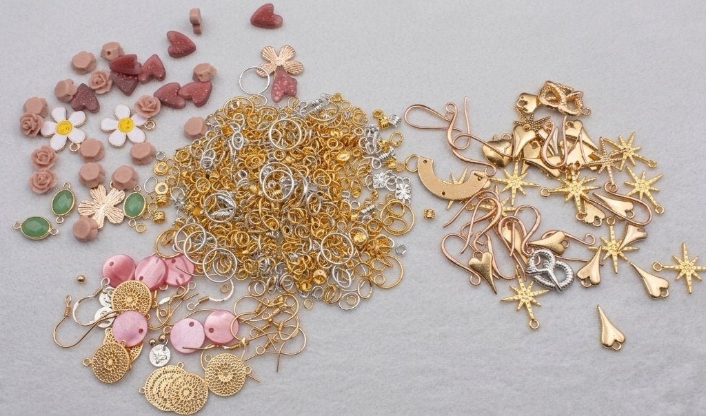 DIY lot materiaal voor juwelen met roosjes en oorhaakjes, Ophalen of Verzenden, Nieuw, Overige typen