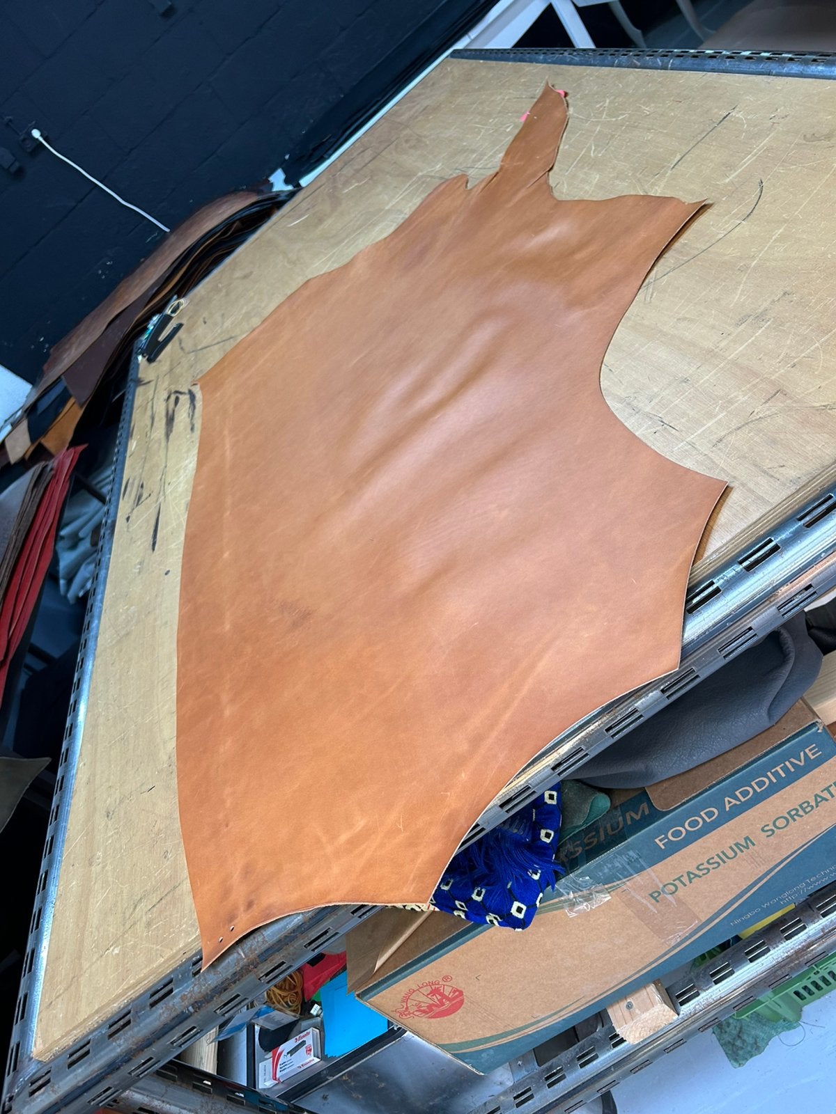 Cognac kalfs halve huid 1.3 mm dikte stug en glad A-432, Ophalen of Verzenden, Zo goed als nieuw